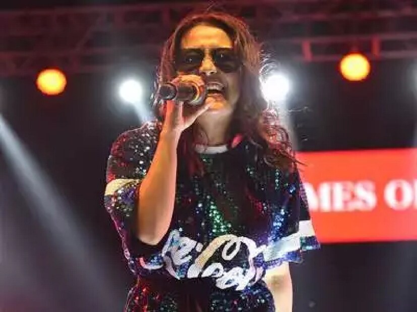 *যে ইন্ডিয়ান আইডল (Indian Idol) অনুষ্ঠানে নেহা এখন বিচারকের আসনে বসেন, সেখানে তিনি নিজেই একদিন প্রতিযোগী হিসাবে এসেছিলেন। তবে শোয়ে বেশি দূর এগোতে পারেননি তিনি। বাদ পড়ে যান কিছু দিন পরেই। সংগৃহীত ছবি। 