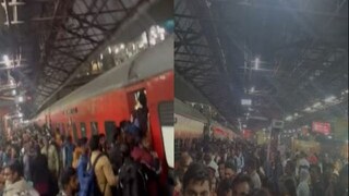 শনিবার রাতে নয়াদিল্লি স্টেশনের ছবি৷ শনিবার রাতে নয়াদিল্লি স্টেশনের ছবি৷