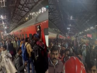 শনিবার রাতে নয়াদিল্লি স্টেশনের ছবি৷