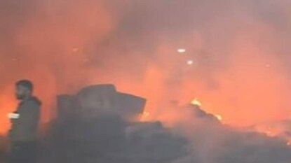 চারটের সময় দমকলের ১৬ টি ইঞ্জিনের চেষ্টায় আগুন নিয়ন্ত্রণে আসে। চারটের সময় দমকলের ১৬ টি ইঞ্জিনের চেষ্টায় আগুন নিয়ন্ত্রণে আসে।