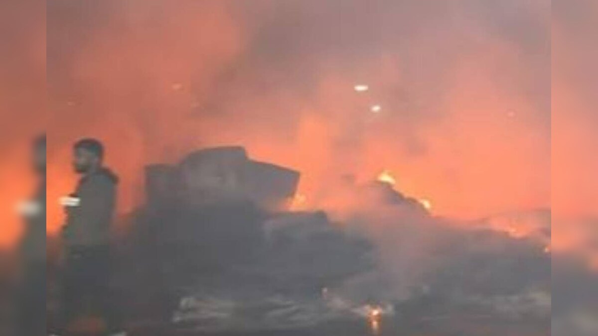 Fire in Saltlake: সল্টলেকে বিধ্বংসী অগ্নিকাণ্ড! আগুনে পুড়ে মৃত ১! ঘটনাস্থলে দমকলের দুটি ইঞ্জিন
