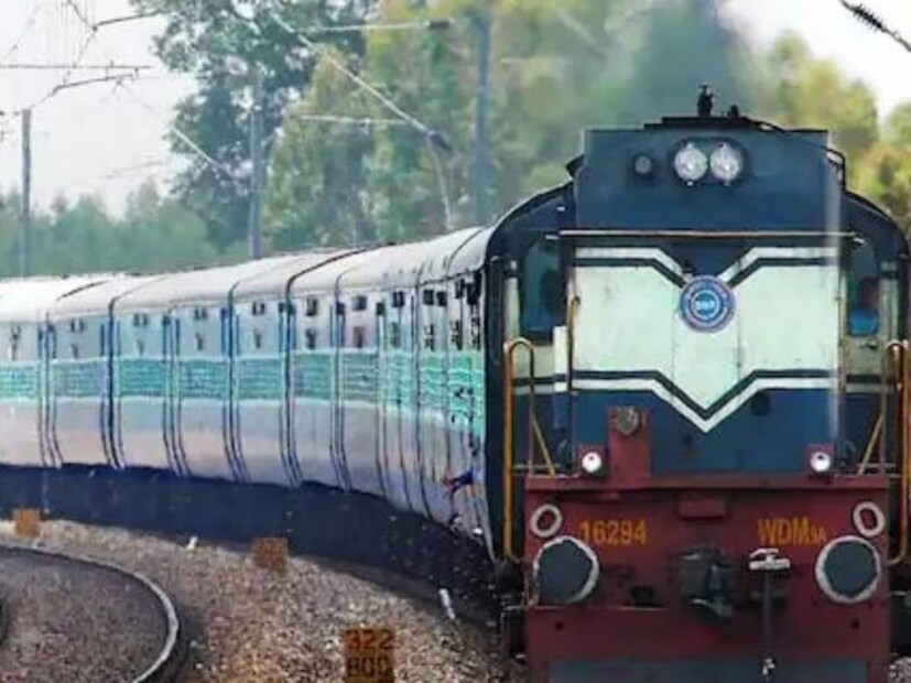 শিয়ালদা থেকে জলপাইগুড়ি রোড স্টেশনের উদ্দেশে এই ট্রেনটি রওনা দেবে শুক্রবার রাত ১১টা ৪০ মিনিটে। সেই ট্রেনটি শনিবার সকাল ১০টায় নিউ জলপাইগুড়ি স্টেশনে পৌঁছবে। আর তারপর সেটি জলপাইগুড়ি রোড স্টেশনে পৌঁছবে দুপুর ১২টা ১৫ মিনিটে। প্রতীকী ছবি।