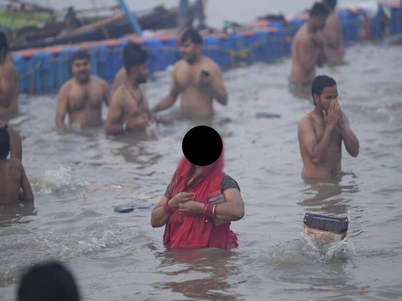 চাঞ্চল্যকর বিষয় হল, মহিলাদের স্নানের পর পোশাক পরিবর্তনের ছবি সোশ্যাল সাইট টেলিগ্রামে ১৯৯৯ টাকায় বিক্রি করা হচ্ছে। মহাকুম্ভে জড়ো হয়েছিলেন কোটি কোটি মানুষ, এর মধ্যে মহিলাদের পোশাক পরিবর্তন, কখনও বিবস্ত্র ভিডিও তুলে রাখা হয়েছে যা ওই চ্যানেলে বিক্রি করা হচ্ছে। প্রতীকী ছবি।