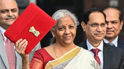 নির্মলা পরেছিলেন বিহারের মধুবনী প্রিন্টের শাড়ি নির্মলা পরেছিলেন বিহারের মধুবনী প্রিন্টের শাড়ি