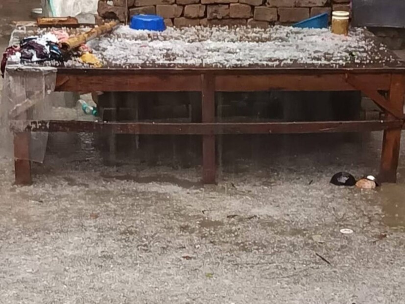 উত্তর ২৪ পরগনা : বরফের টুকরোয় সাদা বসিরহাটের রাস্তা! হঠাৎ শিলাবৃষ্টিতে লন্ডভন্ড সীমান্ত থেকে সুন্দরবন।অন্যান্য দিনের মতোই বুধবার সকালে ছিল ঘন কুয়াশায় ঢাকা। তারপর বেলা বাড়ার সঙ্গে সূর্যের মুখ যেমন দেখা গেল না। এরপরই হঠাৎ হুড়মুড়িয়ে শুরু বৃষ্টি।
