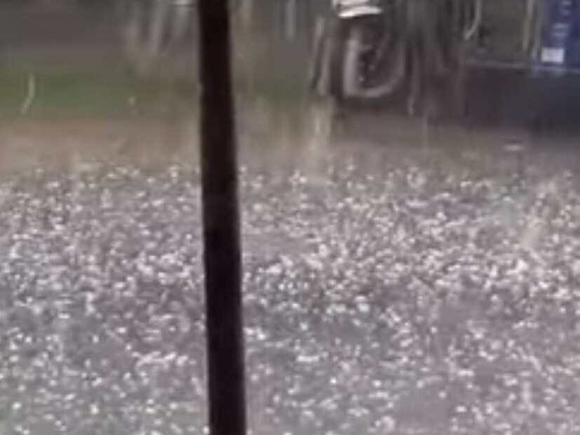 উত্তর ২৪ পরগনা জেলার বসিরহাট মহকুমার বিস্তীর্ণ এলাকা জুড়ে বুধবার দুপুর থেকেই এই চিত্র দেখা গেল। যেন ফাল্গুনেই মরশুমের প্রথম কালবৈশাখী এল আর সঙ্গে দেখা শিলাবৃষ্টিরও। একদিকে তুমুল শিলাবৃষ্টি, অপরদিকে ঝড়ের দাপট। 