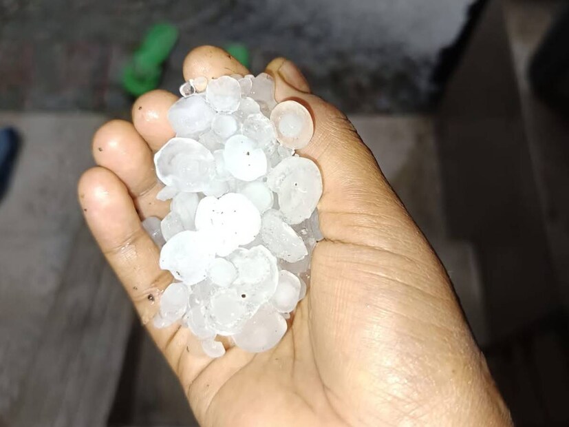 কৃষিজমি থেকে শুরু করে কাঁচা বাড়ি গুলিতে বিস্তর ক্ষতির আশঙ্কা। বুধবার দুপুর দুটো থেকে হঠাৎই বসিরহাটের বিস্তীর্ণ এলাকা জুড়ে বৃষ্টি শুরু হয়। সঙ্গে পড়তে থাকে শিল।