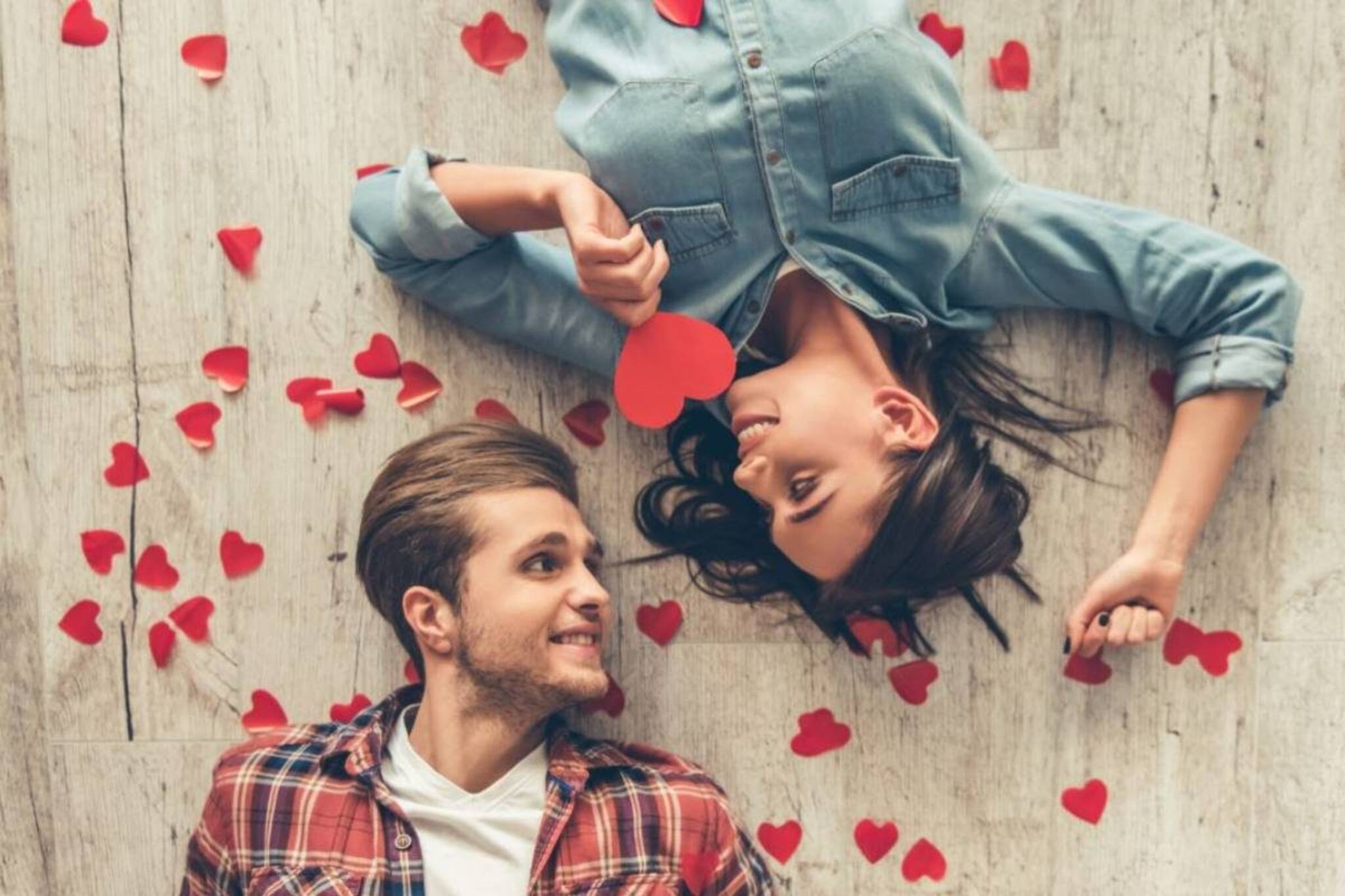 সিঙ্গলরা প্রেমে পড়বেন! ভ্যালেন্টাইন্স ডে-তে ৫ রাশির প্রেমজীবনে ফুটবে রোম্যান্সের ফুল!