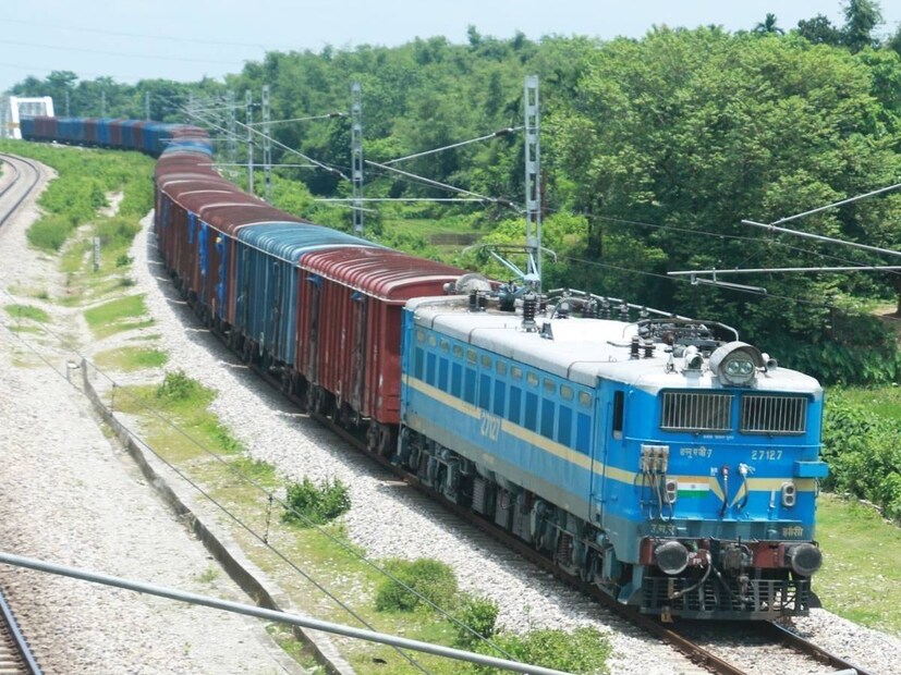 পূর্ব সীমান্ত রেলের আরাকু কোট্টাভালাসা সেকশনে এই দুর্ঘটনা ঘটে। স্থানীয়দের দাবি, বিকট শব্দ শুনতে পান তারা। দুর্ঘটনা পরে থামিয়ে দেওয়া হয় ট্রেনটি। প্রতীকী ছবি