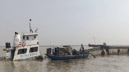 মুড়িগঙ্গা দিয়ে যাওয়ার সময়ই নদীর চড়ায় ধাক্কা মারে বাংলাদেশি বার্জ ‘সি ওয়ার্ল্ড’ মুড়িগঙ্গা দিয়ে যাওয়ার সময়ই নদীর চড়ায় ধাক্কা মারে বাংলাদেশি বার্জ ‘সি ওয়ার্ল্ড’