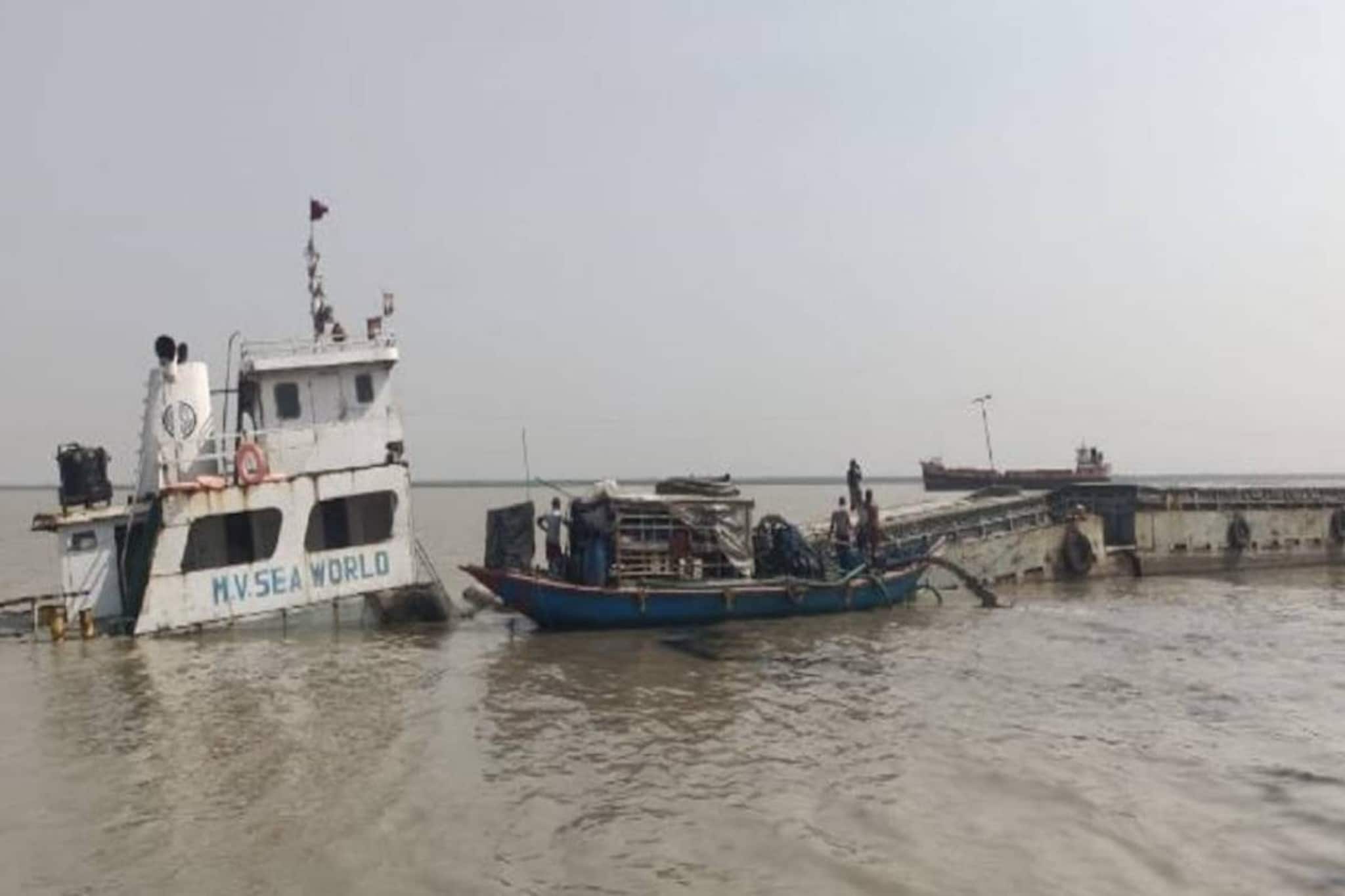 নদীতে মিশছে ছাই! মাছ মরে যাওয়ার আশঙ্কা! মুড়িগঙ্গায় ডুবন্ত বাংলাদেশি বার্জ থেকে বিপদের ভয়