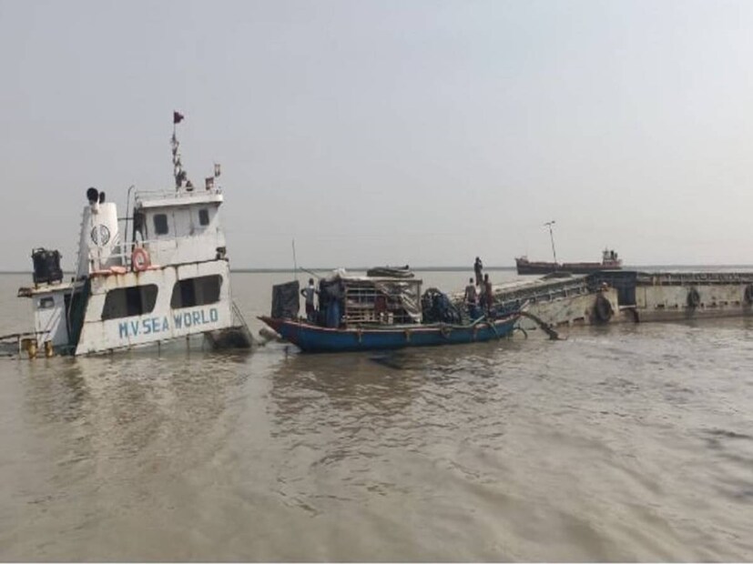অত্যাচার করা হয় আরও একাধিক মহিলার উপর। এখনও অধরা অভিযুক্তরা। এর পাশাপাশি একাধিক জায়গায় হয়েছে ক্রসফায়ার। মহম্মদপুরে কট্টরপন্থী ও যৌথবাহিনীর মধ্যে গুলির লড়াই। নিহত হন ২ জন। নোয়াখালিতে পুড়িয়ে দেওয়া হয় সংখ্যালঘুদের নৌকা। চরম অরাজকতা চলছে দেশজুড়ে। 