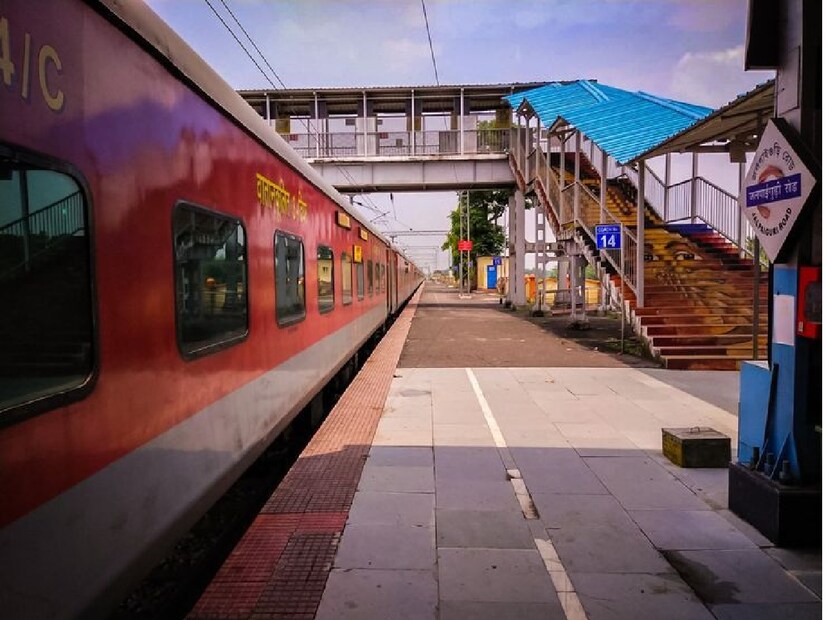 যা খবর ছিল, শেষমেশ তাই সত্যি হল। সন্দেহজনক ওই যাত্রীর ব্যাগে মিলল কোটি কোটি টাকার গয়না। যাত্রীর কাছে ওই গুপ্তধন দেখেই অবাক জিআরপির অফিসাররা। 