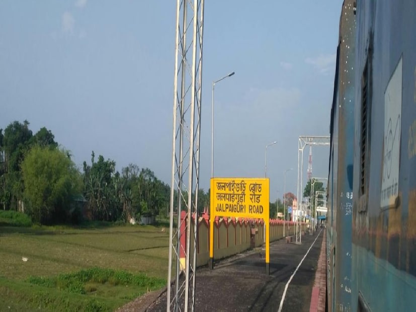 ট্রেনের সজোরে ধাক্কায় দুমড়ে মুছড়ে যায় গাড়িটি। দুর্ঘটনার জেরে ওই রুটে রেল পরিষেবাও বন্ধ করতে হয়। দুর্ঘটনার খবর পেয়ে সেখানে হাজির হন রেল আধিকারিকরা এবং পুলিশ। প্রতীকী ছবি