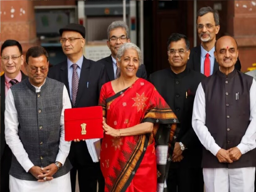 *২০২৩ সালে বাজেট উপস্থাপনের সময়, অর্থমন্ত্রী সীতারমণ একটি লাল টেম্পল বর্ডারের সিল্ক পরেছিলেন। এই শাড়ি কর্ণাটকের ধারওয়াদ অঞ্চলের অন্তর্গত কাসুতি সূচিকর্মের সৌন্দর্য প্রদর্শন করে। সংগৃহীত ছবি। 