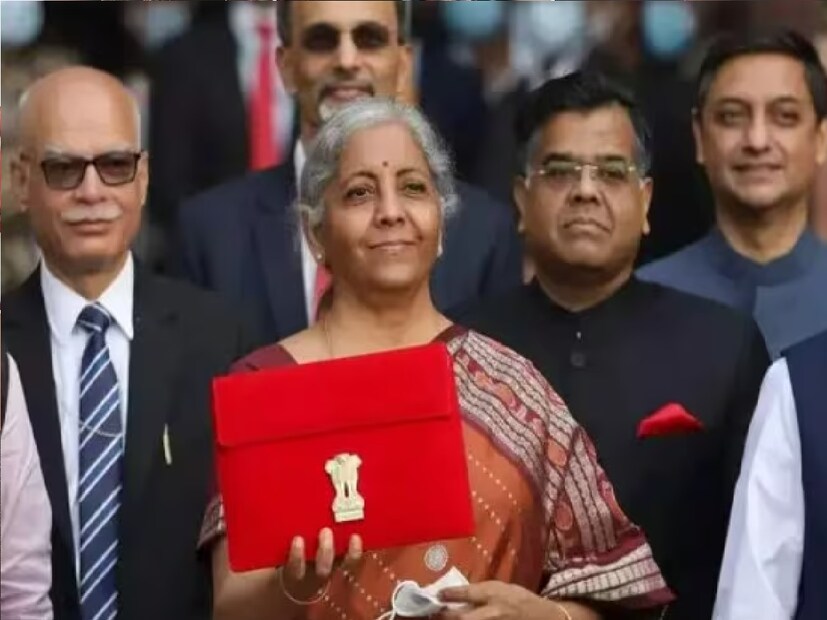 *অর্থমন্ত্রী ২০২২ সালে একটি বোমকাই শাড়ি পরেছিলেন যা আঞ্চলিক কারুশিল্প এবং শিল্পকে প্রচার করেছিল। বাদামী রঙের শাড়িতে মেরুন এবং সোনার পাড় ছিল এবং সেটি ওড়িশার হ্যান্ডলুমকে শ্রদ্ধা জানায়। বোমকাই শাড়ি তৈরি হয় ওড়িশার বোমকাই গ্রামে। সংগৃহীত ছবি। 