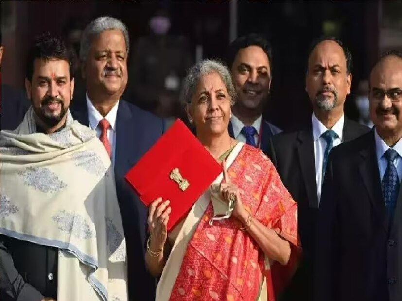 *২০২১ সালের বাজেট পেশ করার সময়, সীতারামন পরেছিলেন দক্ষিণভারতীয় পোচামপল্লি সিল্ক। যার মধ্যে লাল এবং সাদা রঙের নকশা ছিল। শাড়িটির মাধ্যমে তিনি কারিগর এবং ভারতীয় তাঁত সম্প্রদায়ের প্রতি তাঁর সমর্থন প্রকাশ করেছিলেন। সংগৃহীত ছবি। 