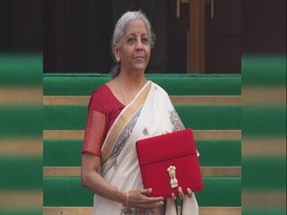ক্যানসার রোগীদের জন্য বিরাট ঘোষণা কেন্দ্রের। ক্যানসারের ৩৬টি ওষুধের ক্ষেত্রে বাজেটে সম্পূর্ণ কর ছাড়ের প্রস্তাব দিয়েছেন অর্থমন্ত্রী নির্মলা সীতারমণ। 