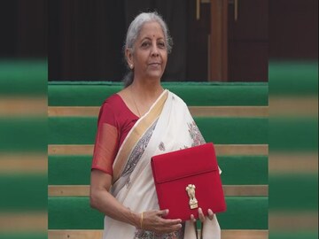 ক্যানসার রোগীদের জন্য বিরাট ঘোষণা কেন্দ্রের। ক্যানসারের ৩৬টি ওষুধের ক্ষেত্রে বাজেটে সম্পূর্ণ কর ছাড়ের প্রস্তাব দিয়েছেন অর্থমন্ত্রী নির্মলা সীতারমণ। 