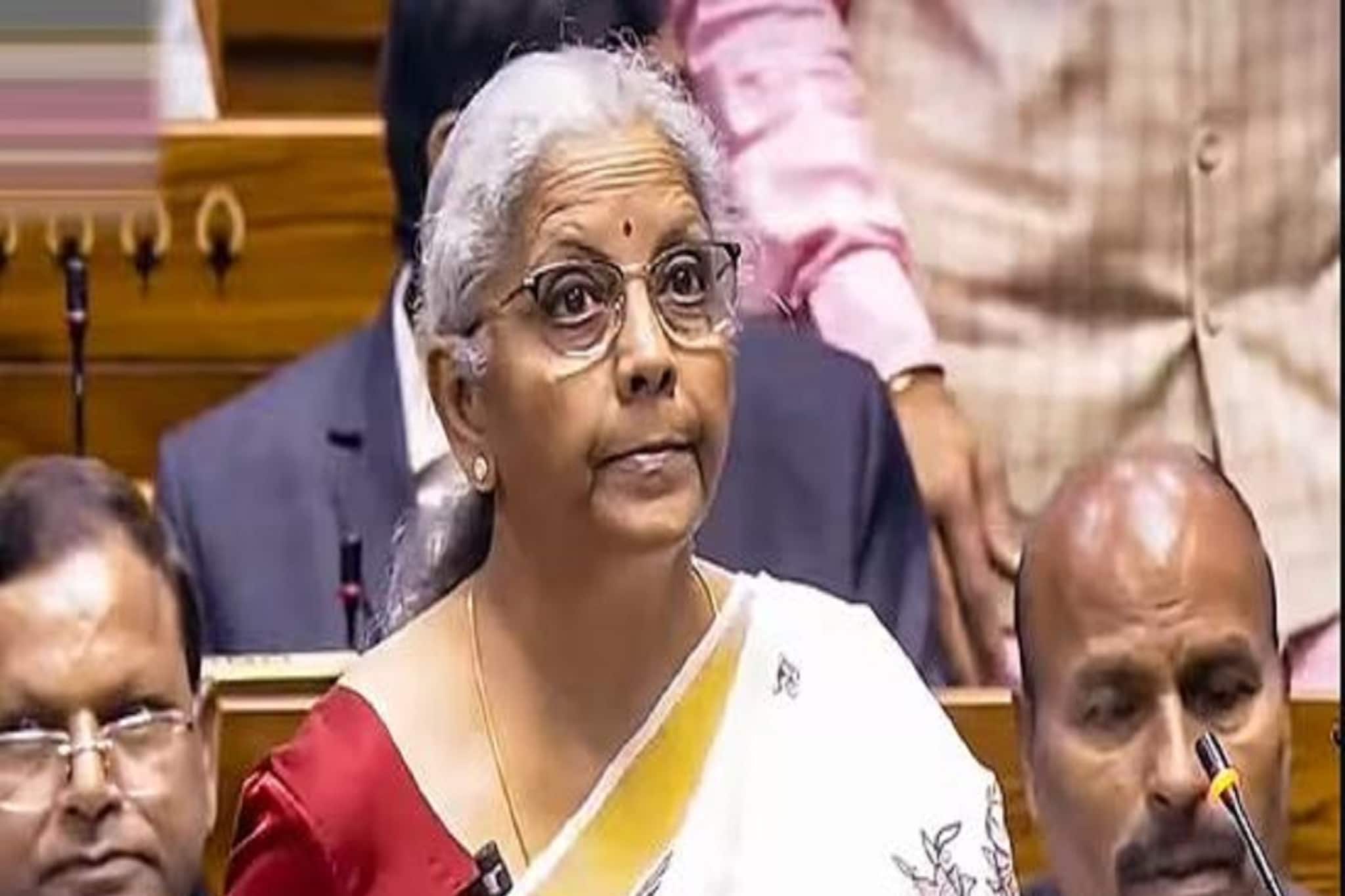 ১২ লক্ষ টাকা পর্যন্ত বার্ষিক আয়ে কর মকুব! মধ্যবিত্তদের বিরাট উপহার দিলেন সীতারমণ