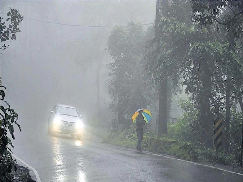 কালিম্পং-এ মেঘলা পাহাড়। কুয়াশামাখা কাঞ্চনজঙ্ঘা। ঠান্ডা হাওয়া। তাপমাত্রা ৯-১০ ডিগ্রি। 

জলপাইগুড়ি-এ পরিষ্কার আকাশ। হালকা শীতের আমেজ। গত চব্বিশ ঘন্টায় সর্বচ্চ তাপমাত্রা ছিল ২৯.০৮ ডিগ্রি সেলসিয়াস। সর্বনিম্ন তাপমাত্রা ১৫ ডিগ্রি সেলসিয়াস।

