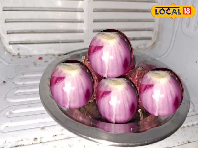 পেঁয়াজ কাটার জন্য বাজারে বিশেষ চশমাও পাওয়া যায়, যা পেঁয়াজ কাটার জন্য ব্যবহার করা যেতে পারে। এছাড়া পেঁয়াজ কাটতে গেলে পেঁয়াজ ভাল করে খোসা ছাড়ার পর ঠান্ডা জলে ১৫ থেকে ২০ মিনিট রেখে দিন। এরপর পেঁয়াজ কাটলে চোখ থেকে জল বের হবে না। Photo- Representative