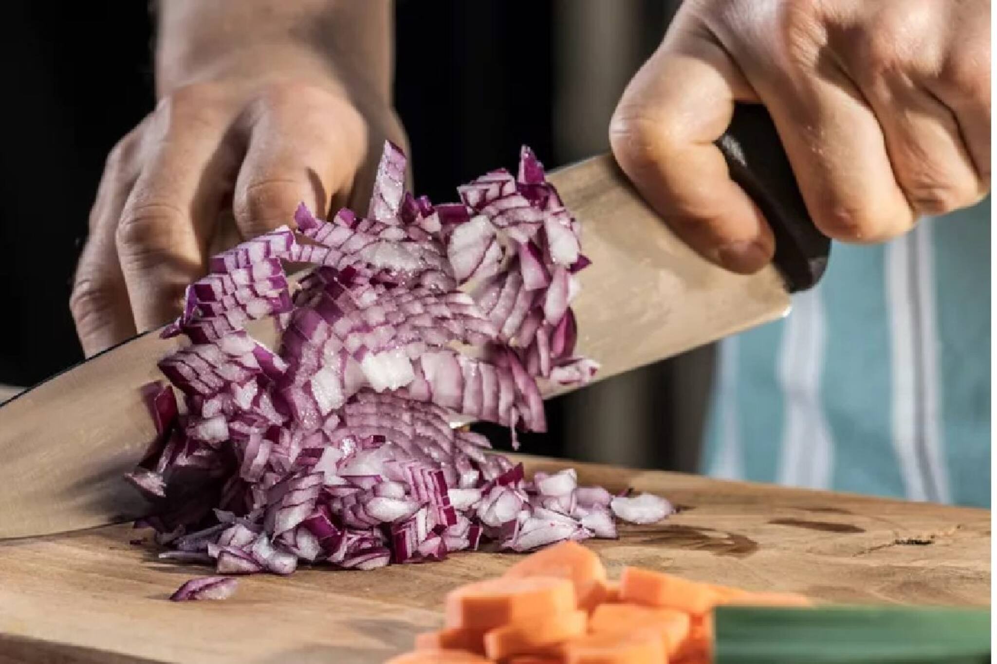 পেঁয়াজের গায়ে কালো ছোপ ছোপ দাগ দেখেছেন? এই ধরনের পেঁয়াজ খেলে কী হয় জানেন?