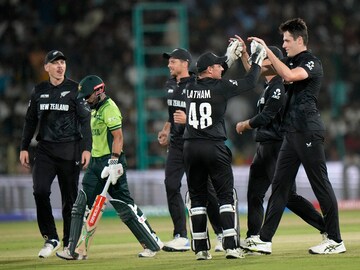 ICC Champions Trophy 2025: ভারতের বিরুদ্ধে নামার আগেই জোর ধাক্কা খেল পাকিস্তান! ঘরের মাঠে প্রথম ম্যাচেই লজ্জার হার ICC Champions Trophy 2025: ভারতের বিরুদ্ধে নামার আগেই জোর ধাক্কা খেল পাকিস্তান! ঘরের মাঠে প্রথম ম্যাচেই লজ্জার হার