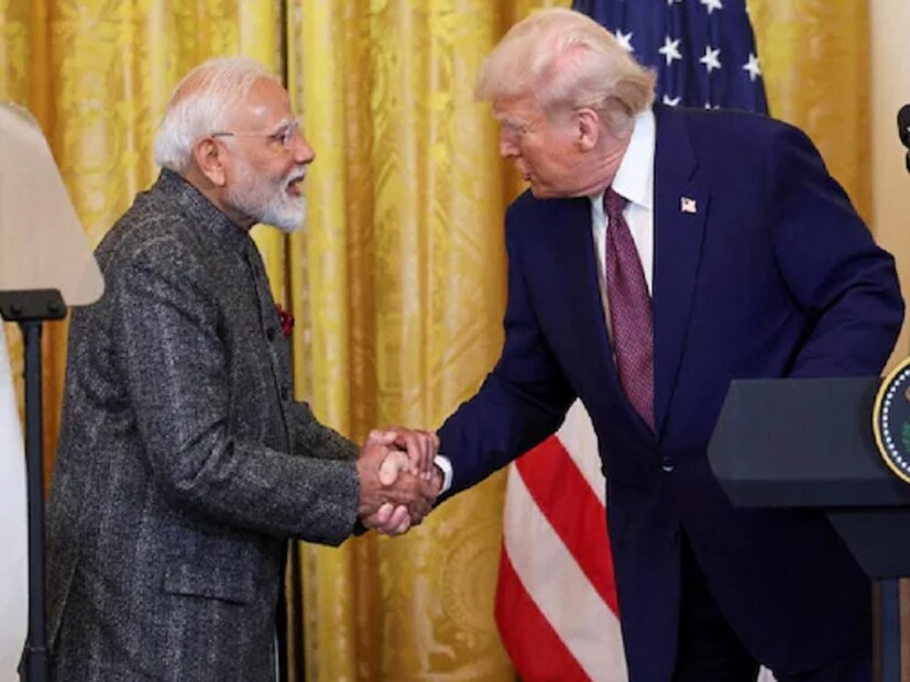 বুধবার চুক্তি করেছে আমেরিকা-চিন। বৃহস্পতিবার মার্কিন প্রেসিডেন্ট নিজেই জানিয়েছেন সে কথা। তারপরেই ট্রাম্প জানান, যদিও তারা সব দেশের সঙ্গে চুক্তি করবেন না, তবে অবশ্যই বেশকিছু চুক্তির পরিকল্পনা রয়েছে। মার্কিন প্রেসিডেন্ট বলেন, ‘হয়তো পরের বড় চুক্তিই হবে ভারতের সঙ্গে।‘