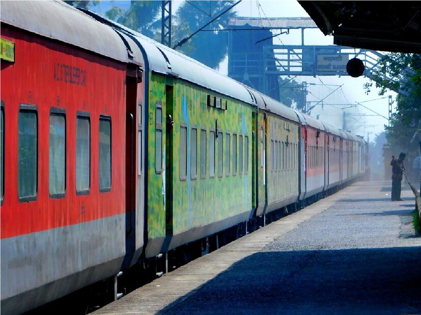 ০৩৫০৫ এবং ০৩৫৬১ আসানসোল – টুন্ডলা কুম্ভ মেলা স্পেশাল আসানসোল ছাড়বে ১১.১৫ টায়। ১৮ এবং ২১/২/২৫ যথাক্রমে টুন্ডলা জং-এ পৌঁছানোর জন্য। ৭.০০ টায় পরের দিন ০৩৫০৬ এবং ০৩৫৬২ টুন্ডলা জংশন – আসানসোল কুম্ভ মেলা স্পেশাল টুন্ডলা জং ছাড়বে। ১১.৪০টায় ১৯ এবং ২২/২/২৫ যথাক্রমে আসানসোলে ৯.৫০ টায় পৌঁছানোর জন্য। পরের দিন ট্রেনটি থামবে চিত্তরঞ্জন, মধুপুর, জাশিডিহ, ঝাঝা, কিউল জং, পাটনা জং, আরা, বক্সার, পন্ডিত। দীনদয়াল উপাধ্যায় জং., মির্জাপুর, প্রয়াগরাজ জং., ফতেহপুর, গোবিন্দপুরী এবং ইটাওয়া জং. রাস্তার উভয় দিকের স্টেশন। ট্রেনটিতে জেনারেল সেকেন্ড ক্লাস, স্লিপার ক্লাস এবং শীতাতপ নিয়ন্ত্রিত থাকার ব্যবস্থা থাকবে।