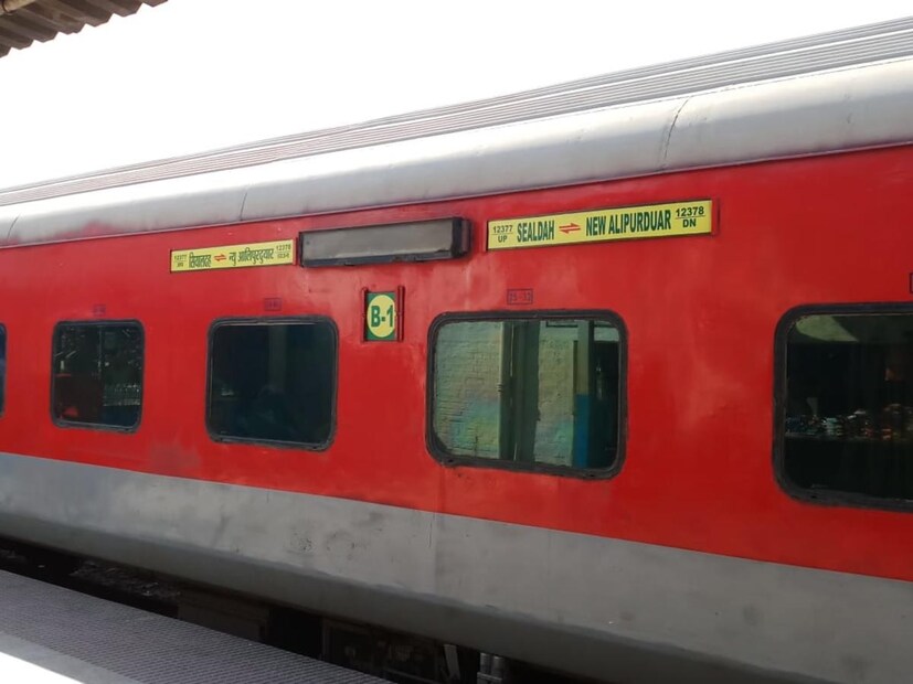 তবে উত্তরবঙ্গের একটি গুরুত্বপূর্ণ রেলস্টেশন নিউ চ্যাংড়াবান্ধা। এতদিন এই স্টেশনে পদাতিক এক্সপ্রেসের স্টপেজ ছিল না। এতে করে স্থানীয় রেলযাত্রী থেকে পর্যটকদের কিছুটা হলেও সমস্যায় পড়তে হত।