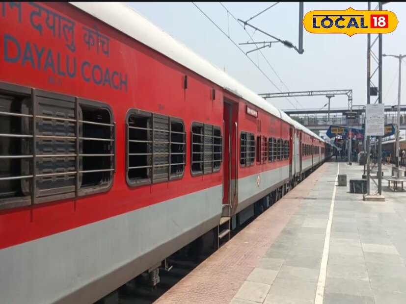 চাহিদা থাকাই ও বারবার যাত্রীদের পক্ষ থেকে দাবি তোলায় অবশেষে পদাতিক এক্সপ্রেস ট্রেনের স্টপেজ হচ্ছে নিউ চ্যাংড়াবান্ধা স্টেশনে। খুশি রেল যাত্রীরা। Input- Harshit Singha