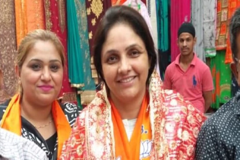 এমন কি, দিল্লির সম্ভাব্য নতুন মুখ্যমন্ত্রী হিসেবেও নাম শোনা যাচ্ছে পরভেশ ভার্মার৷ তবে স্বামীর এই সাফল্যে কিন্তু অবদান রয়েছে পরভেশের স্ত্রী সাথী ভার্মারও৷