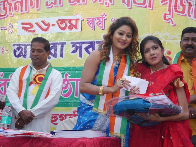সোমবারের এই অনুষ্ঠানে আমন্ত্রিত ছিলেন সাংসদ কল্যাণ বন্দ্যোপাধ্যায়ও। কিন্তু দিল্লিতে থাকার কারণে তিনি সেখানে উপস্থিত হতে পারেননি। অভিনেত্রী পায়েল মিঠাই সরকারের এই অনবদ্য উদ্যোগের জন্য আগামী সময়ের জন্য রইল অনেক অনেক অভিনন্দন।
