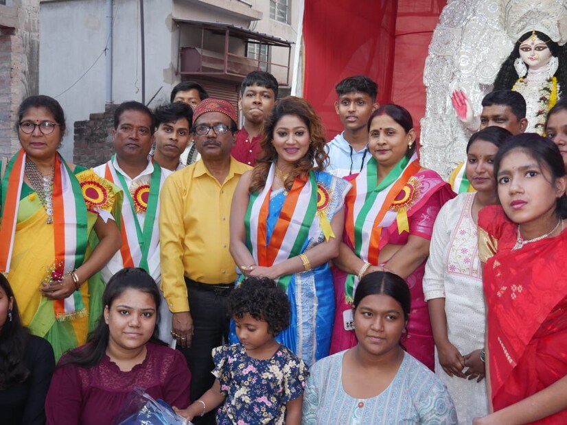 আসলে সেখানকার কিছু পরীক্ষার্থী চলতি বছর মাধ্যমিক পরীক্ষায় বসবেন। অথচ তাদের অর্থনৈতিক অবস্থা সেরকম ভাল নয়। তবে দারিদ্র্যের সঙ্গে লড়াই করেও টেস্ট পরীক্ষায় তারা ৮০ থেকে ৮৫ শতাংশ নম্বর পেয়েছে। এমন পরীক্ষার্থীদের হাতে মাধ্যমিক পরীক্ষার জন্য যাবতীয় সরঞ্জাম যেমন - খাতা, পেন, পেন্সিল, জ্যামিতি বক্স, ব্যাগ ইত্যাদি তুলে দেওয়া হল। এখানেই শেষ নয়, এর পাশাপাশি প্রত্যেক পরীক্ষার্থীর হাতে ৫০০ টাকা করেও তুলে দেওয়া হয়েছে। 
