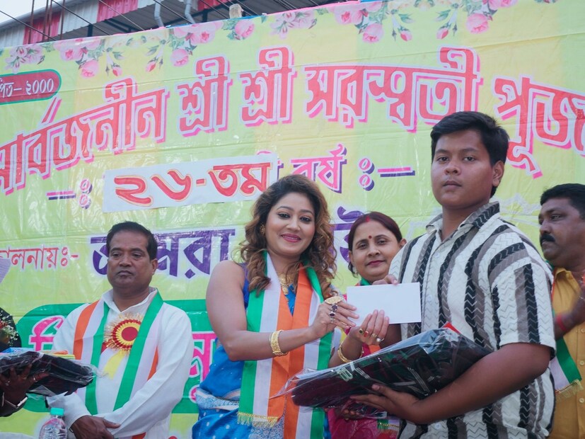 সেখানে আর্থিক ভাবে পিছিয়ে পড়া মাধ্যমিক পরীক্ষার্থীদের উদ্দেশ্যে সাহায্যের হাত বাড়িয়ে দিলেন তিনি। ওই অনুষ্ঠানে উপস্থিত ছিলেন রিষড়ার ১৭ নম্বর ওয়ার্ডের কাউন্সিলর অভিজিৎ দাস এবং ১৬ নম্বর ওয়ার্ডের কাউন্সিলর ঝুম্পা দাস সরকার। এর পাশাপাশি সহযোগিতার হাত বাড়িয়ে দিয়েছেন সমাজসেবক তপন সিকদার, সমাজসেবিকা সুদীপা চট্টোপাধ্যায় এবং সমাজসেবক সঞ্জীব দাসও। 