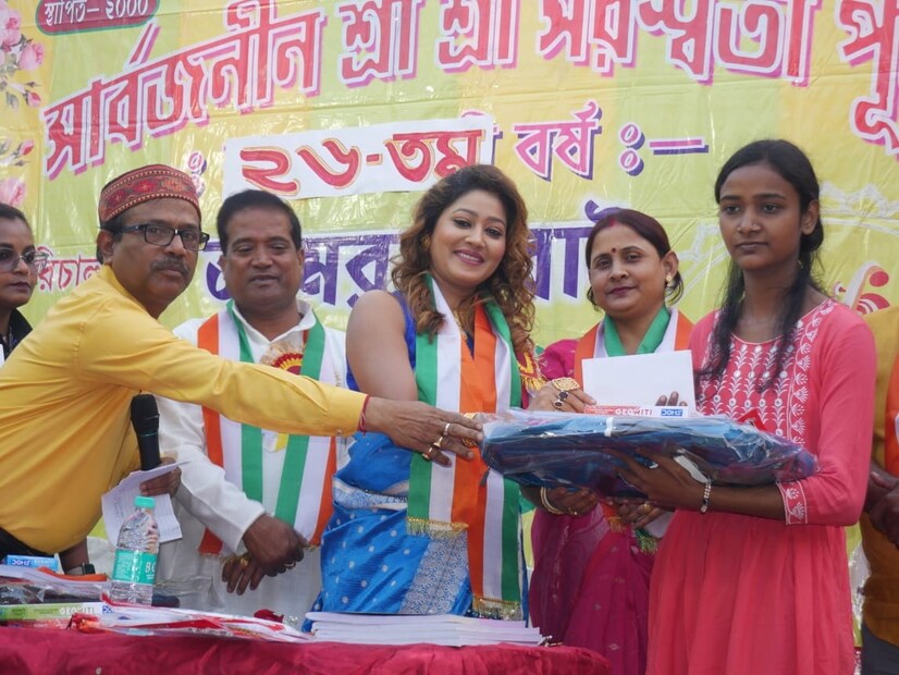 মাঘ মাসের শুক্ল পঞ্চমী তিথিতে সরস্বতী পুজোর পুণ্য লগ্নে মেতে উঠেছিলেন গোটা বাংলার মানুষ। কচি-কাঁচা থেকে শুরু করে সব বয়সের মানুষই ব্রতী হয়েছিলেন বাগদেবীর আরাধনায়। এদিকে এরই মাঝে মাধ্যমিক পরীক্ষা শুরু হতে চলেছে আগামী ১০ ফেব্রুয়ারি, ২০২৫ তারিখ থেকে। ফলে হাতে আর মাত্র কয়েকটি দিনই বাকি রয়েছে। আর মাধ্যমিক পরীক্ষার্থীদের সঙ্গে নিজের আনন্দ ভাগ করে নেওয়ার জন্য সরস্বতী পুজোর পুণ্যলগ্নে সোমবার রিষড়ায় পৌঁছে গিয়েছিলেন অভিনেত্রী পায়েল মিঠাই সরকার। 