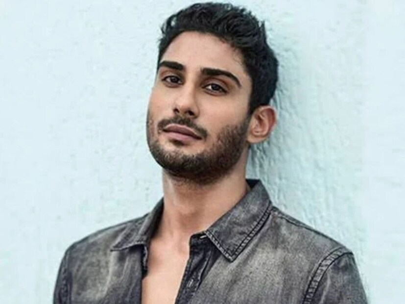‘জানে তু ইয়া জানে না’ ছবিতে ছোট্ট একটি চরিত্রে অভিনয় করেছিলেন প্রতীক। প্রথম ছবিতেই ছোট্ট চরিত্রে দর্শক এবং সমালোচকদের মন জিতে নিয়েছিলেন প্রতীক। তিনি ছাড়াও এই ছবিতে মুখ্য ভূমিকায় ছিলেন জেনেলিয়া ডি’সুজা ও ইমরান খান।