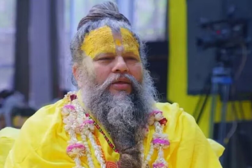 বলে রাখা ভাল যে, দেবী রাধার নাম প্রচার করার জন্য আজকাল সংবাদ শিরোনামে রয়েছেন সন্ত প্রেমানন্দ মহারাজ। রাত দু’টো নাগাদ নিজের ছাটিকারা রোডের বাসভবন থেকে বেরিয়ে পরিক্রমা মার্গের রাধা কালী কুঞ্জ আশ্রমের দিকে হেঁটে যাত্রা করেছিলেন তিনি। সেই সময় তাঁর ভক্তরা রাস্তার উপরেই ফুল এবং রঙ জড়ো করে রঙ্গোলি দিতে শুরু করেন। রাত থেকেই বন্ধ করে দেওয়া হয় রাস্তা। শুধু তা-ই নয়, তাঁর হাজার হাজার ভক্ত জড়ো হয়েছিলেন। পুরোদমে ভজন-কীর্তন চলছিল। বড় বড় সাউন্ড সিস্টেমে বাজছিল গান। গভীর রাতে এর জেরে চরম বিপাকের মুখে পড়তে হয়েছিল এলাকার বাসিন্দাদের।
