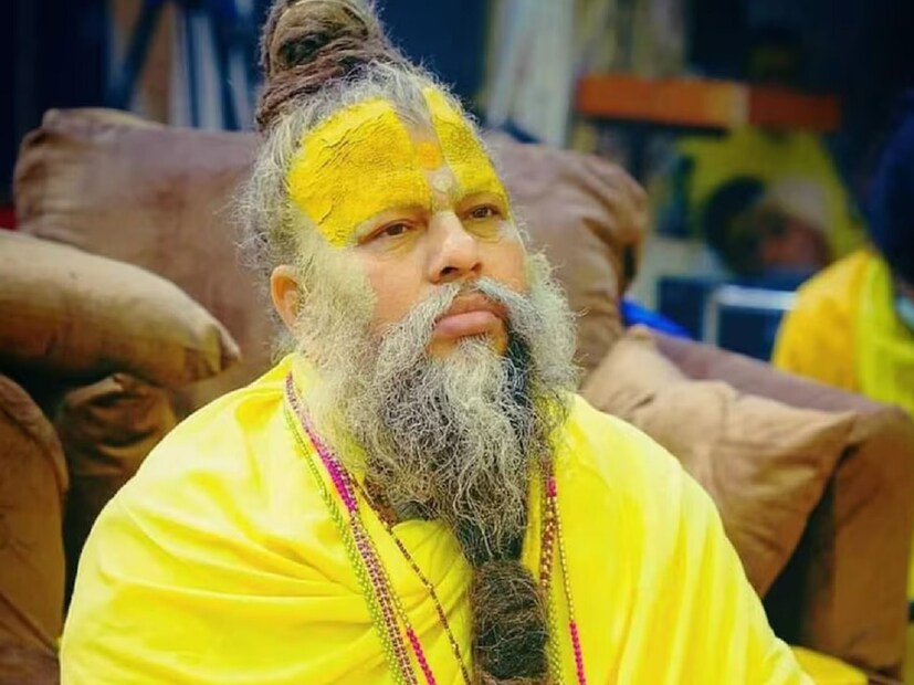 এরপরে সম্প্রতি একদিন রাতে কিছু প্রতিবাদকারীর সঙ্গে বাকবিতণ্ডায় জড়িয়ে পড়েছিল প্রেমানন্দ মহারাজের অনুগামীরা। আর সেই ঘটনা নিয়েই এখন মথুরা তথা গোটা দেশে শুরু হয়েছে জোর চর্চা। তাহলে জেনে নেওয়া যাক গোটা বিষয়টা। 