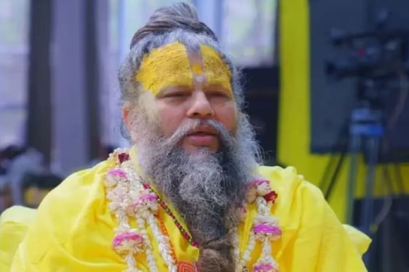প্রেমানন্দ মহারাজ আরও বলেন যে, আসলে আমাদের স্বামিনীর জয়ধ্বনি শুনে আমার বুক গর্বে ভরে ওঠে। তরুণ-তরুণীরা জয় শ্রী রাধে-জয় শ্রী রাধে জপ করতে থাকেন। তখন মনে হয় কী দেব ওঁদের... গোটা রাত্রি জেগে তাঁরা এখানে এসে উপস্থিত হয়েছেন। কিন্তু এখন দৃশ্যটা বদলে গিয়েছে। এবার আপনার মনে হতে পারে যে, দেখুন বাবা কেমন লোকজন জড়ো করেছেন, নিজের প্রচার-প্রসার করছেন, রাতে ব্যান্ড-বাজনা বাজাচ্ছেন, ঢোল বাজাচ্ছেন। কিন্তু সত্যি বলতে কী, কে কখন আর কোথায় কী করছেন, সেই তথ্য আমার কাছে থাকে না। তিনি আরও বলেন যে, মানুষ মনে করেন যে, বাবাজির জন্য রাস্তায় ফুলের বর্ষণ করছেন। এ বিষয়ে আমাদের কিছুই জানা থাকে না। আসলে শ্রীজি কী করছেন, সেদিকে শুধু আমরা নজর রাখি। তাঁর শক্তিই আমাদের সঙ্গে চলে। আপনি কোনও প্রলোভনে মানুষকে জড়ো করছেন... না ভাই। এই মানুষগুলি শ্রীজির জন্যই আসেন। 