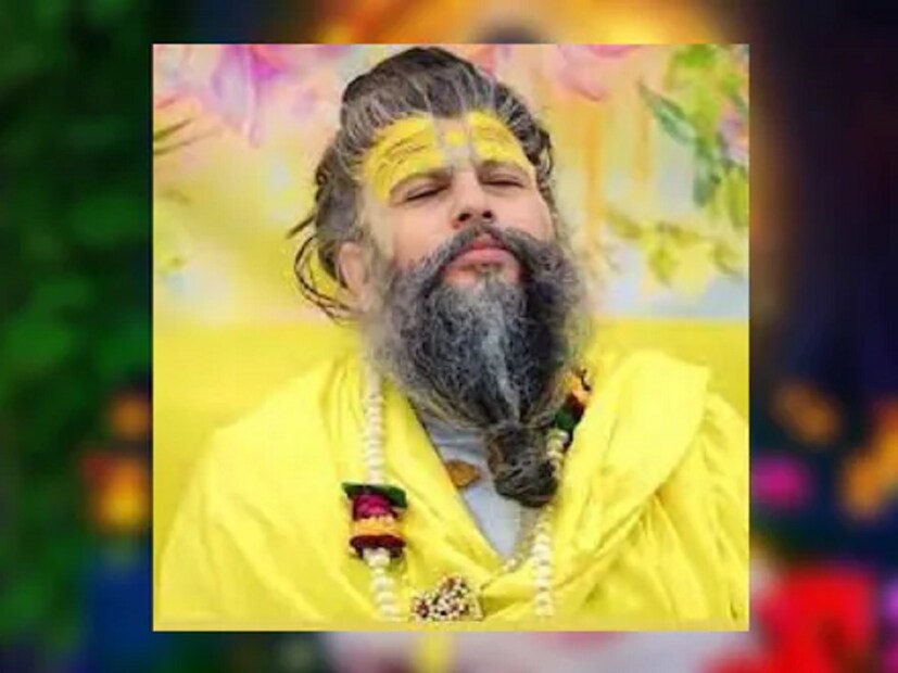 সূত্রের খবর অনুযায়ী, বৃন্দাবনের সন্ত প্রেমানন্দ মহারাজ গভীর রাতে পরিদর্শনে বেরিয়েছিলেন। আর তার জেরে তারস্বরে গান বাজছিল। আর সজোরে আতসবাজিও ফাটছিল। এই ঘটনার জেরে রেগে আগুন হয়ে যান স্থানীয় বাসিন্দারা। এমনকী সুনরাখ মার্গ এলাকার এনআরআই গ্রিন কলোনির বাসিন্দারা ওই রাতেই একটি বৈঠক করেছিলেন। গান বাজানো এবং আতসবাজি পোড়ানোর উপর এক নিষেধাজ্ঞা জারি করেন প্রত্যেকেই। আচমকাই সেখানে পৌঁছে যান সন্ত প্রেমানন্দ মহারাজের কিছু ভক্ত। আর তাঁরা প্রতিবাদকারীদের সঙ্গে বাকবিতণ্ডায় জড়িয়ে পড়েন।