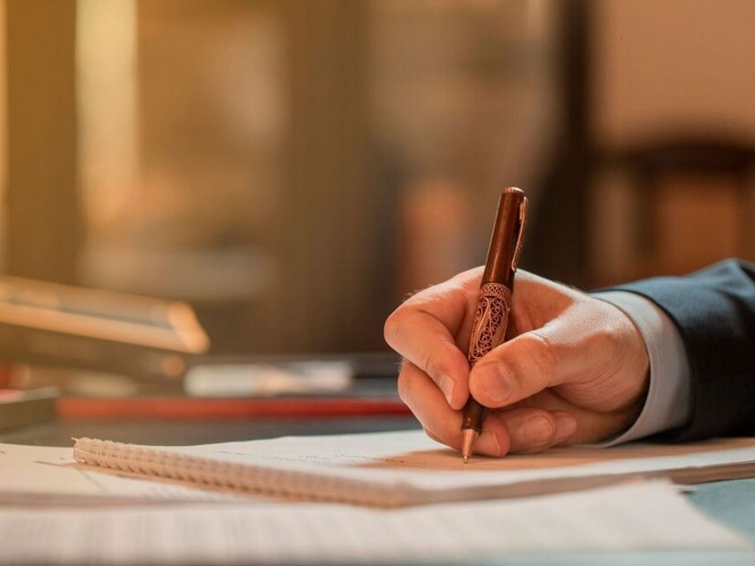 *উইলের প্রয়োজনীয়তা (Need for a Will): পিতা-মাতা জীবিত থাকাকালীন সম্পত্তির অংশীদারিত্ব ও বণ্টন উত্তরাধিকারীদের কাছে কেমন হওয়া উচিত তা উল্লেখ করে উইল লেখার পরামর্শ দেওয়া হয়। তাদের উত্তরাধিকারীদেরও উইল লেখার প্রয়োজনীয়তা নিয়ে আলোচনা করা উচিত। আজকাল উইল করা খুব সহজ। এখন আপনি একটি অনলাইন উইলও করতে পারেন। ভবিষ্যতে সম্পত্তি নিয়ে পরিবারে কোনও বিরোধ এড়াতে, আইনজীবীদের দিয়ে একটি উইল প্রস্তুত করে নিন। এছাড়াও, ব্যাঙ্ক অ্যাকাউন্ট, বিনিয়োগ এবং বীমা পলিসিগুলিতে মনোনীত ব্যক্তির (নমিনি) বিবরণ আপ টু ডেট রাখা উচিত।