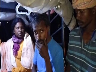 পরিবারের সঙ্গে নিখোঁজ নন্দ মুর্মু (মাঝখানে)৷