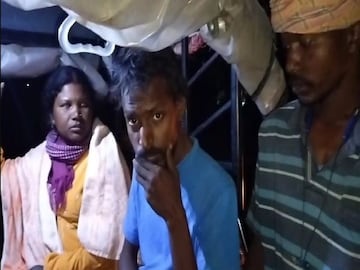 পরিবারের সঙ্গে নিখোঁজ নন্দ মুর্মু (মাঝখানে)৷
