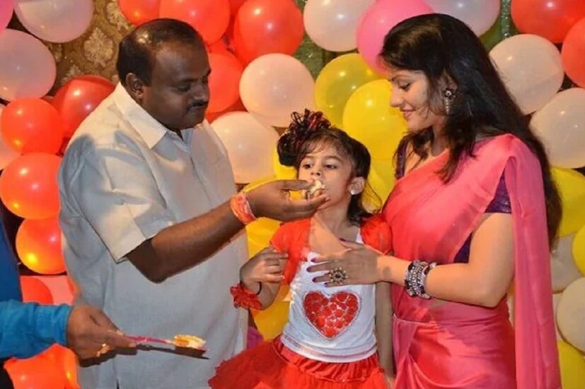 তবে কর্ণাটকের প্রাক্তন মুখ্যমন্ত্রী এইচ ডি কুমারস্বামীর সঙ্গে রাধিকার এই বিয়ের সিদ্ধান্ত মেনে নেননি অভিনেত্রীর বাবা। কঠোর ভাবে এই বিয়ের বিরোধিতা করেছিলেন তিনি। ফলে গোপনেই বিয়ে সারার সিদ্ধান্ত নিয়েছিলেন রাধিকা। আর অভিনেত্রীর এই সিদ্ধান্তে রীতিমতো হতবাক হয়েছিলেন তাঁর বাবা এবং পরিবারের সদস্যরাও। রাধিকা আর কুমারস্বামীর শামিকা নামে এক কন্যাসন্তান রয়েছে। তবে সেই বিয়ে বেশিদিন টেকেনি। ২০১৫ সালে পথ আলাদা হয়ে যায় এই দম্পতির। 