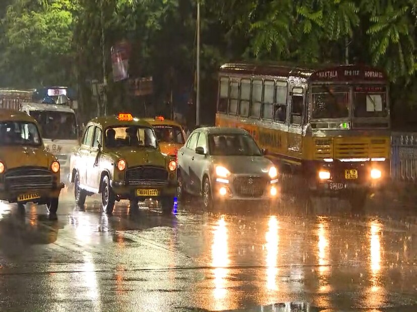 রবিবার থেকে সোমবার সকাল পর্যন্ত বজ্রবিদ্যুৎ-সহ বৃষ্টির সঙ্গে ৩০ থেকে ৪০ কিলোমিটার গতিবেগে ঝোড়ো বাতাস বইবে কলকাতা, হাওড়া, হুগলি, পূর্ব ও পশ্চিম মেদিনীপুর, ঝাড়গ্রাম এবং উত্তর ও দক্ষিণ ২৪ পরগনা, পূর্ব বর্ধমান মুর্শিদাবাদ ও নদীয়া জেলাতে। বাকি জেলাতে বজ্রবিদ্যুৎ-সহ বিক্ষিপ্তভাবে হালকা বৃষ্টির সম্ভাবনা।