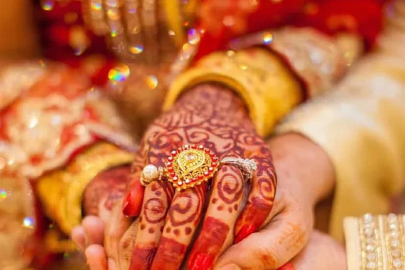 বারবার নানারকম অজুহাত দিচ্ছিল। শেষমেশ যখন সত্যিটা সামনে এল তখন অপহরণের গল্প শোনানো হয় তাঁদের।অন্য দিকে, থানার ইনচার্জ কমলেশ কুমার শর্মা জানিয়েছেন, কনের বাবা থানায় অভিযোগ দায়ের করেছেন। এক যুবকের বিরুদ্ধে কনেকে অপহরণ করে পালিয়ে নিয়ে যাওয়ার মামলা হয়েছে। মেয়েটিকে খুঁজে বের করতে গঠন করা হয়েছে স্পেশাল টিম। খুব দ্রুত তাঁদের উদ্ধার করা হবে। Representative Image