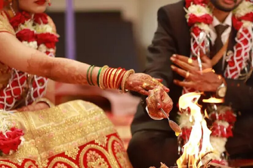 সেখানে দুই পরিবারের সবাই উপস্থিত ছিলেন। রবিবার বসন্ত পঞ্চমীর দিন টঙ্কে একটি গণবিবাহের আসরে তাঁদের বিয়ে হওয়ার কথা ছিল।সেই মতো বরযাত্রী নিয়ে টঙ্কে পৌঁছন বর। কিন্তু বিয়ের আসরে গিয়ে দেখেন, কনে উধাও। চারদিকে হইচই পড়ে যায়। কিছুক্ষণ পর খবর আসে, কনেকে অপহরণ করা হয়েছে। সঙ্গে সঙ্গে বর এবং বরযাত্রী থানায় গিয়ে অভিযোগ জানান। তাঁদের দাবি, কনে তাঁর প্রেমিকের সঙ্গে পালিয়েছে। এখন গা বাঁচাতে অপহরণের গল্প ফাঁদছে মেয়ের বাবা। Representative Image
