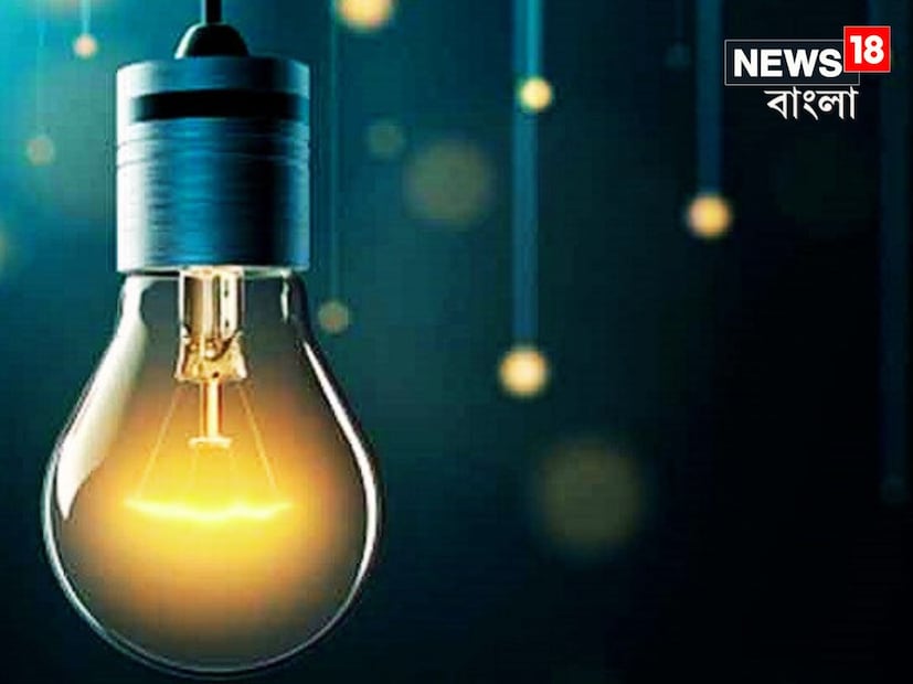 এরফলেই মাসের শেষে একটি বড় ধাক্কা লাগে ৷ অনেকই আছেন যাঁরা এই বর্ধিত বিদ্যুতের বিলের হাত থেকে বাঁচতে ঘরের ছাদে সৌর প্যানেল বা সোলার প্যানেল বসানোর কথা ভাবছেন ৷ প্রতীকী ছবি ৷
